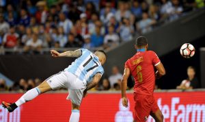 Chicago, Estados Unidos: Nicolás Otamendi  ya conectó de cabeza para vencer la resistencia del arquero panameño Jaime Penedo y convertir el primer gol argentino ante Panamá por el grupo D de la Copa América Centenario en el Soldier Field de Chicago. Argentina gana 1-0.  Foto: enviado especial Ale Santa Cruz