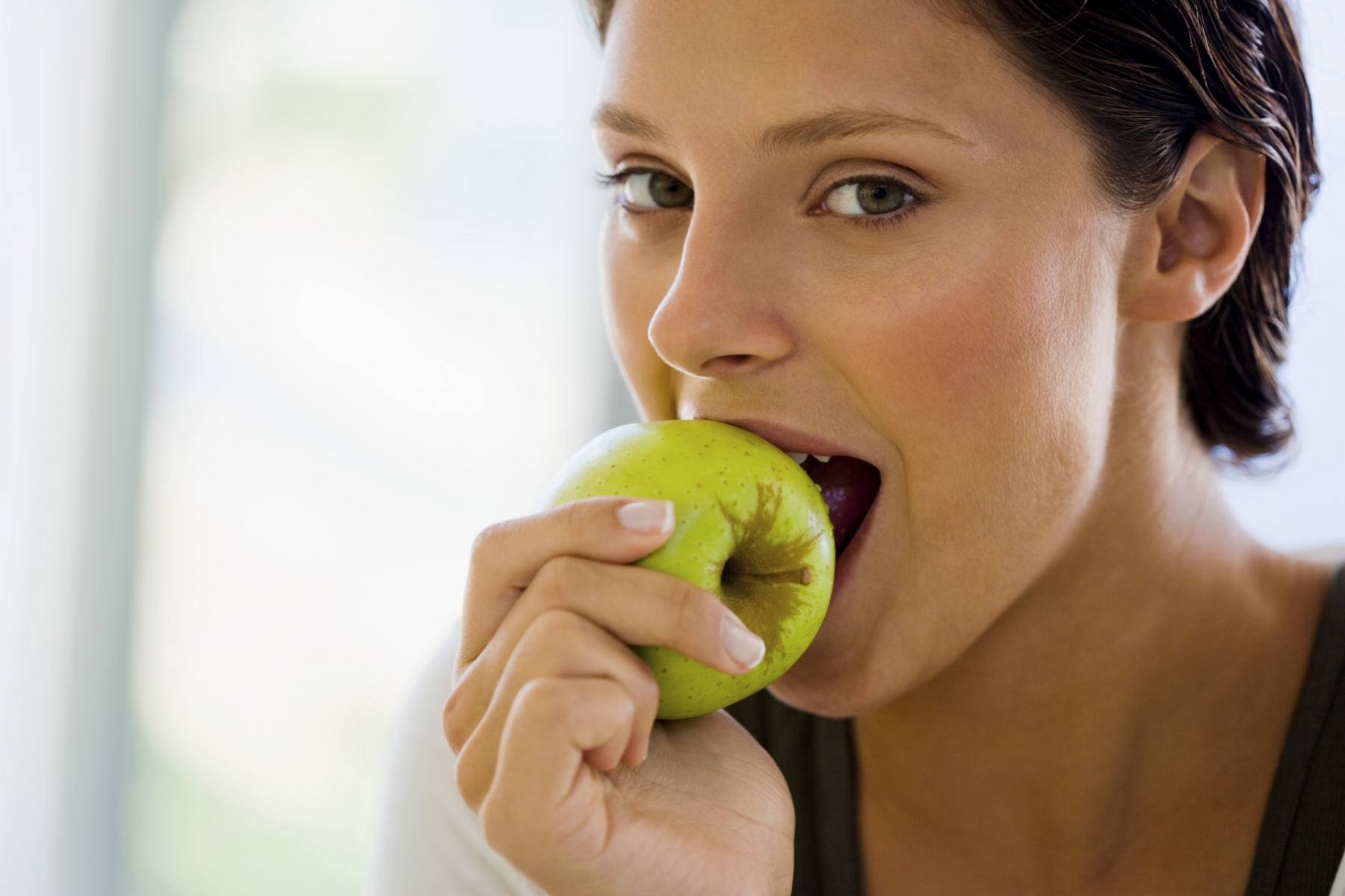 Как правильно есть яблоко. Человек ест яблоко. Фрукты на перекус. Женщина ест яблоко. Человек надкусывает яблоко.