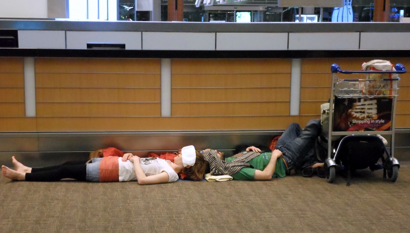 Спящие в сеуле. Люди спят в аэропорту. Переночевать в аэропорту.