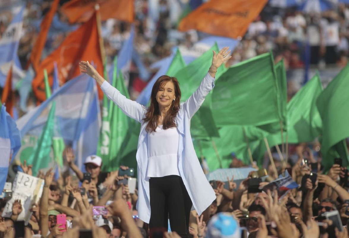 Barras de Racing habrían custodiado el acto de Cristina ...