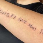 se-tatuo-el-ultimo-mensaje-que-le-escribio-su-papa-antes-de-morir-696×390